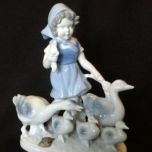 E&R golden crown girl with ducks figurine